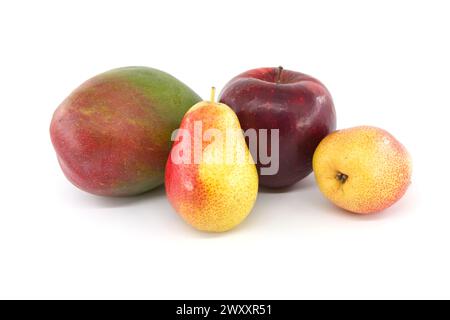 Mangue mûre multicolore entière fraîche, poires et fruits de pomme rouge isolés sur fond blanc Banque D'Images