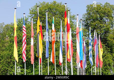 Spa Garden, Une rangée colorée de drapeaux flottant dans le vent contre un ciel bleu clair, Baden-Baden, Bade-Wuerttemberg, Allemagne Banque D'Images