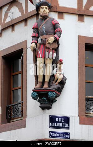 Coin de la maison à colombages avec les figures sculptées de William Tell (Guillaume Tell) dans la rue Guillaume Tell), Mulhouse, Mulhouse, sculpture de Banque D'Images