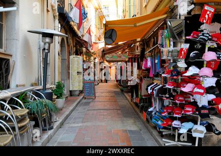 Monte Carlo, ruelle étroite avec boutiques de souvenirs et marchandises dans une ville méditerranéenne, Principauté de Monaco, Côte d'Azur Banque D'Images