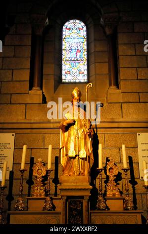 Cathédrale, Monte Carlo, Principauté de Monaco, Statue d'un saint avec crosier devant un vitrail, Côte d'Azur Banque D'Images