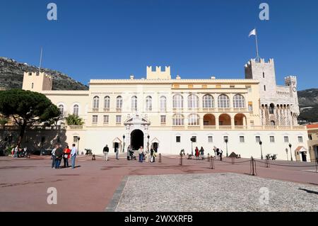 Palais Princier du Monaco, Monte Carlo, Principauté de Monaco, les touristes visitent une place ouverte devant un impressionnant château, la Côte d'Azur Banque D'Images