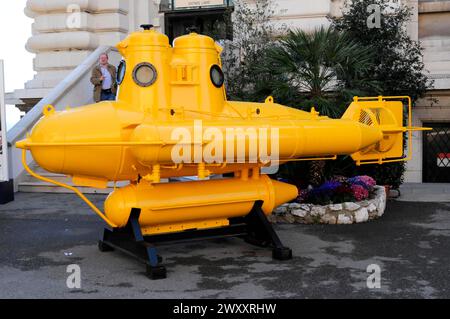 Mini sous-marin devant le Musée Océanographique, Monte Carlo, Principauté de Monaco, Un modèle de sous-marin jaune est présenté à l'extérieur à côté d'un Banque D'Images