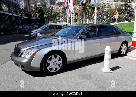 Voiture de luxe Maybach au Casino, Monte Carlo, Une limousine argentée est garée dans un environnement urbain à la lumière du jour, Monte Carlo, Principauté de Monaco Banque D'Images