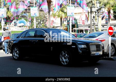 Rolls Royce Ghost au casino, Monte Carlo, Une limousine Rolls-Royce noire roule sur une rue ensoleillée, Monte Carlo, Principauté de Monaco, Monaco Banque D'Images