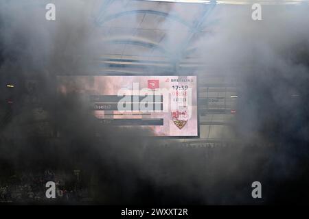 Aktion Schwarze Kurve, VfB Stuttgart Ultras, fans, protestation expresse, fumée noire, fumée, Bengalos, pyrotechnie, pyro, feux d'artifice, menaçant Banque D'Images