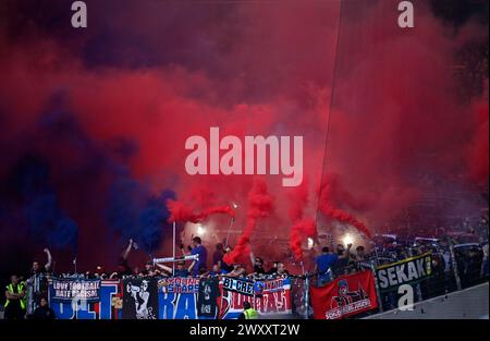 Fanblock 1. FC Heidenheim 1846, Bengalos en rouge et bleu, fumée, pyrotechnie, pyrotechnie, feux d'artifice, MHPArena, MHP Arena Stuttgart, Bade-Wuerttemberg Banque D'Images