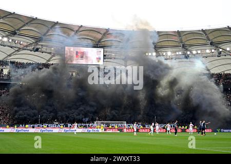 Aktion Schwarze Kurve, VfB Stuttgart Ultras, fans, protestation expresse, fumée noire, fumée, Bengalos, pyrotechnie, pyro, feux d'artifice, menaçant Banque D'Images