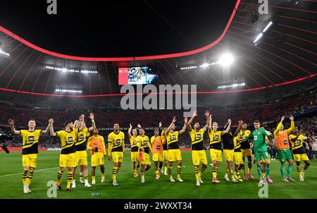 Les joueurs de Dortmund célèbrent la victoire, accueillent les fans itinérants, German Classico FC Bayern Munich FCB vs Borussia Dortmund BVB, Allianz Arena, Munich Banque D'Images