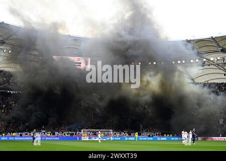 Aktion Schwarze Kurve, VfB Stuttgart Ultras, fans, protestation expresse, fumée noire, fumée, Bengalos, pyrotechnie, pyro, feux d'artifice, menaçant Banque D'Images