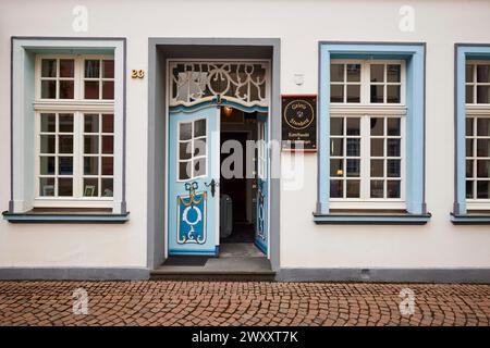 Magnifique entrée avec bleu, porte d'entrée décorée pour le commerce d'art et les restaurations de la galerie Sternberg à Warendorf, quartier de Banque D'Images