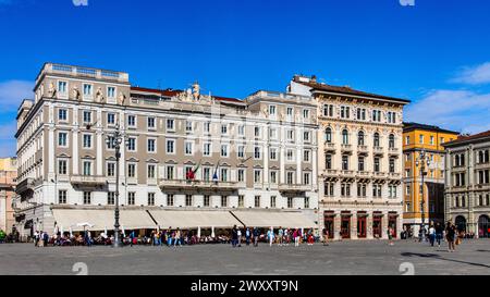 Casa Stratti avec le célèbre café Caffe degli Specchi, classicisme, Piazza UNITA d'Italia au coeur de la ville, est entouré sur trois Banque D'Images