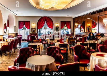 Casa Stratti avec le célèbre café Caffe degli Specchi, classicisme, Piazza UNITA d'Italia au coeur de la ville, est entouré sur trois Banque D'Images