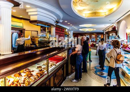 Casa Stratti avec le célèbre café Caffe degli Specchi, classicisme, Piazza UNITA d'Italia au coeur de la ville, est entouré sur trois Banque D'Images