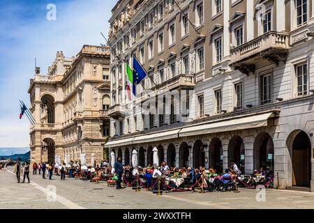 Casa Stratti avec le célèbre café Caffe degli Specchi, classicisme, Piazza UNITA d'Italia au coeur de la ville, est entouré sur trois Banque D'Images