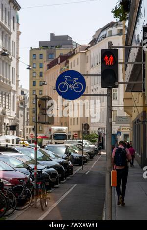 Vienne, Autriche - 22 juin 2023 : feux de circulation et panneaux de signalisation réglementant la circulation des cyclistes dans les rues de Vienne Banque D'Images