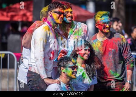 Londres, Royaume-Uni. 30 mars 2024. Participants couverts de pose de peinture pendant le Holi Festival of Joy and Colours le Holi Festival of Joy and Colours était organisé par Indian Ladies UK. Famille et amis se sont réunis pour l'expérience Holi la plus authentique à Londres le 30 mars 2024. Nourriture, danse, musique et beaucoup de couleurs. Crédit : SOPA images Limited/Alamy Live News Banque D'Images