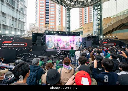 Tokyo, Japon, 3 avril 2024. Avant le Grand Prix du Japon 2024 DE FORMULE 1 MSC CRUISES ce week-end prochain, le Fi Tokyo Festival se tient à Roppangi Hills. Le pilote français Jean Alesi est interviewé devant une petite foule de fans. Il était ravi d'être à Tokyo, mais n'était pas si heureux du fait que ses bagages étaient encore à Paris, donc littéralement attrapé un t-shirt frais pour assister à l'événement ce matin. C'est le deuxième jour de l'événement qui verra plus de pilotes de course interviewés tout au long de la journée. Credit-Malcolm Fairman, Alamy Live News. Banque D'Images