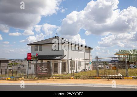 De nouvelles maisons sont construites à Kellyville, banlieue de Hills Shire à Sydney, où la demande de logements est importante, Sydney, Nouvelle-Galles du Sud, Australie, 2024 Banque D'Images