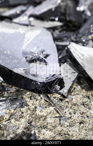 Détail de verre brisé jeté à la poubelle, crime Banque D'Images