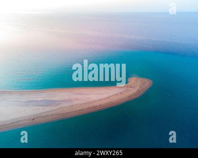 Vue aérienne par drone sur la plage de Possidi, au nord de la Grèce. Banque D'Images