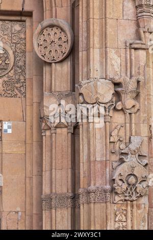 Portail sculpté en pierre de la Grande Mosquée et de l'Hôpital, 1229, Divrigi, Tephrike, Province de Sivas, Turquie Banque D'Images