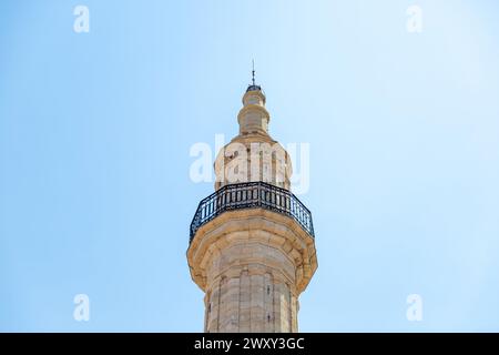 Mosquée Neratze Tour emblématique Minaret à Réthymnon ville, île de Crète, Grèce. Sous vue, partie supérieure du monument islamique sur fond de ciel bleu. Banque D'Images