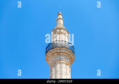 Mosquée Neratze Tour emblématique Minaret à Réthymnon ville, île de Crète, Grèce. Sous vue, partie supérieure du monument islamique sur fond de ciel bleu. Banque D'Images