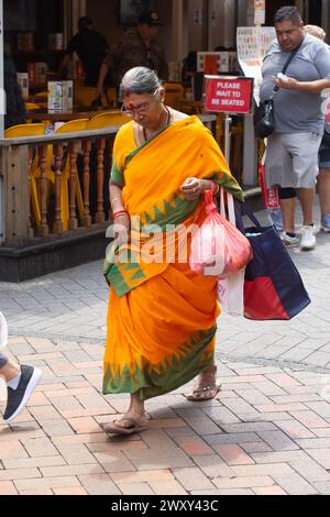 3 avril 2024. Vue portrait vertical de la femme aînée indienne en Sari Traditional Wear marche dans la rue Chinatown. Singapour. Banque D'Images