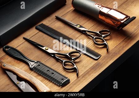 Outils de barbier professionnels disposés sur la surface en bois pour la session de toilettage pour hommes Banque D'Images