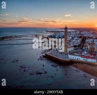 Vue drone du phare de Chipiona à l'aube dans la province de Cadix. Espagne. Banque D'Images