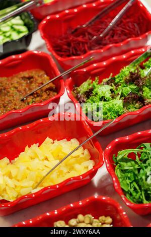 Buffet de salades coloré présentant une gamme d'ingrédients frais pendant le brunch Banque D'Images