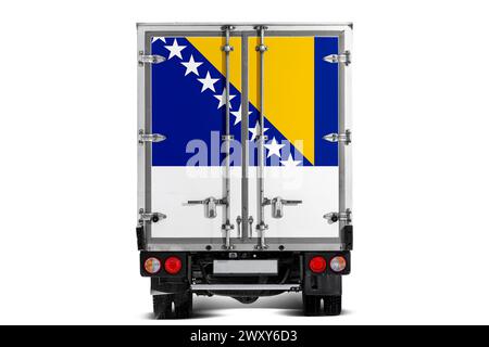 Un camion portant le drapeau national de Bosnie-Herzégovine représenté sur le hayon roule sur fond blanc. Concept d'export-import, transporta Banque D'Images