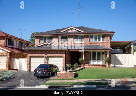 Glenwood, banlieue de Sydney dans la ville de Blacktown, maison individuelle en briques avec jardin avant et garages, Sydney, Nouvelle-Galles du Sud, Australie Banque D'Images