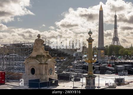 Vincent Isore/IP3 ; Paris, France 28 mars 2024 - on passe par le chantier olympique du Parc urbain de la place de la Concorde dans le cadre de Paris 2024. La place de la Concorde a été choisie pour accueillir les épreuves de BMX freestyle, break, skateboard et basket-ball 3×3 lors des Jeux Olympiques de Paris 2024 SPORT, PLACE DE LA CONCORDE, PARC URBAIN LA CONCORDE, OLY, COJOP, JEUX OLYMPIQUESN PARIS 2024, INSTALLATION, STADE, TRAVAUX, ILLUSTRATION, GENERIQUE, MISE EN PLACE, TOUR EIFFEL, TOUR EIFFEL, GRADINS, TRIBUNES, CHANTIER Banque D'Images