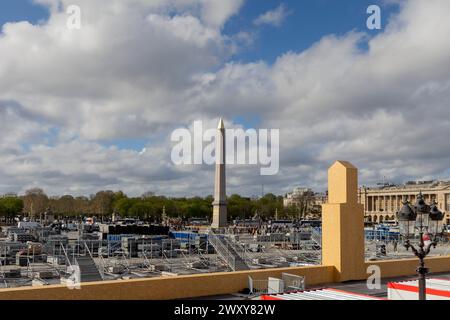 Paris, France. 28 mars 2024. Vincent Isore/IP3 ; Paris, France 28 mars 2024 - on passe par le chantier olympique du Parc urbain de la place de la Concorde dans le cadre de Paris 2024. La place de la Concorde a été choisie pour accueillir les épreuves de BMX freestyle, break, skateboard et basket-ball 3×3 lors des Jeux Olympiques de Paris 2024 SPORT, PLACE DE LA CONCORDE, PARC URBAIN LA CONCORDE, OLY, COJOP, JEUX OLYMPIQUESN PARIS 2024, INSTALLATION, STADE, TRAVAUX, ILLUSTRATION, GENERIQUE, mise en PLACE, CHANTIER crédit : MAXPPP/Alamy Live News Banque D'Images