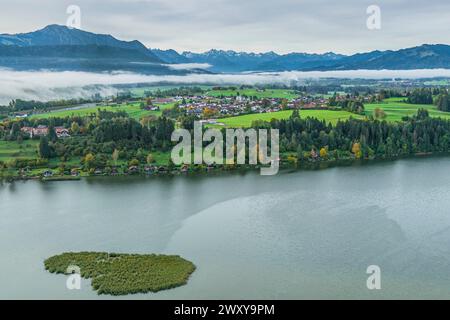 La région autour du lac Niedersonthofen dans la région du lac Allgäu dans une photographie aérienne Banque D'Images