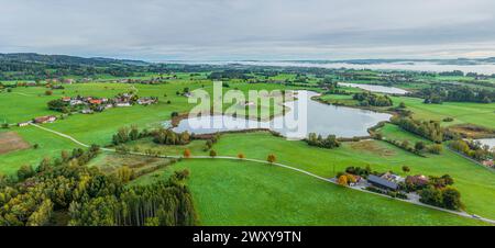 La région autour du lac Niedersonthofen dans la région du lac Allgäu dans une photographie aérienne Banque D'Images