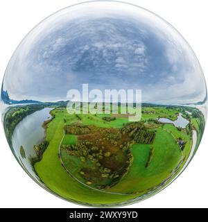 La région autour du lac Niedersonthofen dans la région du lac Allgäu dans une photographie aérienne Banque D'Images