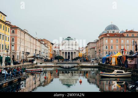 Trieste Italie - 30 mars 2024 : vue sur le canal Grande à Trieste, Italie. Banque D'Images