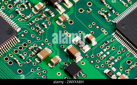 Macro gros plan des composants et des puces sur la carte de circuit imprimé du disque dur du PC Banque D'Images