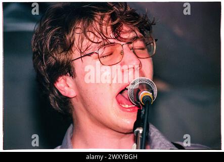 GOMEZ, CONCERT PRÉCOCE, 1998 : un jeune Ben Ottewell de Gomez jouant un petit concert en sueur à l'étage à Bristol Louisiana, Bristol, Angleterre, Royaume-Uni le 25 avril 1998. Le groupe tourne leur premier album, Bring It on. Photo : Rob Watkins. INFO : Gomez, un groupe de rock indépendant anglais, formé à Southport, en Angleterre, en 1996. Leur premier album 'Bring It on' remporte le prestigieux Mercury Prize en 1998, les propulsant vers la célébrité. Leur son éclectique mêle blues, folk et rock. Banque D'Images