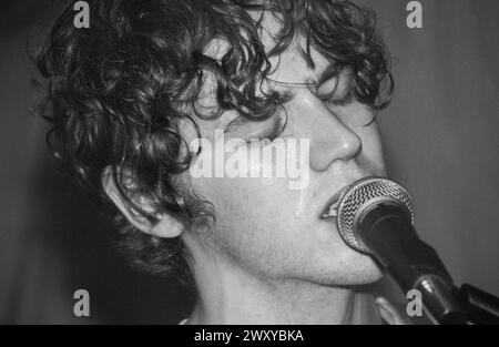 GOMEZ, EARLY CONCERT, 1998 : un jeune Ian Ball de Gomez jouant un petit concert en sueur à l'étage à Bristol Louisiana, Bristol, Angleterre, Royaume-Uni le 25 avril 1998. Le groupe tourne leur premier album, Bring It on. Photo : Rob Watkins. INFO : Gomez, un groupe de rock indépendant anglais, formé à Southport, en Angleterre, en 1996. Leur premier album 'Bring It on' remporte le prestigieux Mercury Prize en 1998, les propulsant vers la célébrité. Leur son éclectique mêle blues, folk et rock. Banque D'Images