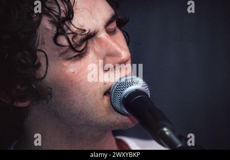 GOMEZ, CONCERT PRÉCOCE, 1998 : un jeune de Gomez jouant un petit concert en sueur à l'étage à Bristol Louisiana, Bristol, Angleterre, Royaume-Uni le 25 avril 1998. Le groupe tourne leur premier album, Bring It on. Photo : Rob Watkins. INFO : Gomez, un groupe de rock indépendant anglais, formé à Southport, en Angleterre, en 1996. Leur premier album 'Bring It on' remporte le prestigieux Mercury Prize en 1998, les propulsant vers la célébrité. Leur son éclectique mêle blues, folk et rock. Banque D'Images