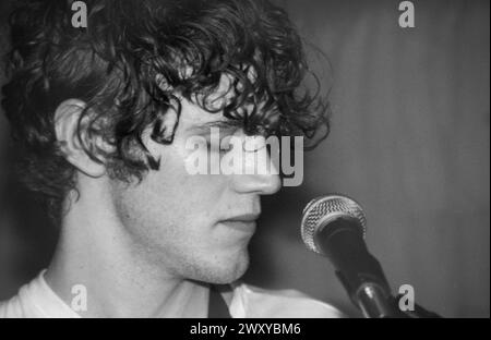 GOMEZ, EARLY CONCERT, 1998 : un jeune Ian Ball de Gomez jouant un petit concert en sueur à l'étage à Bristol Louisiana, Bristol, Angleterre, Royaume-Uni le 25 avril 1998. Le groupe tourne leur premier album, Bring It on. Photo : Rob Watkins. INFO : Gomez, un groupe de rock indépendant anglais, formé à Southport, en Angleterre, en 1996. Leur premier album 'Bring It on' remporte le prestigieux Mercury Prize en 1998, les propulsant vers la célébrité. Leur son éclectique mêle blues, folk et rock. Banque D'Images