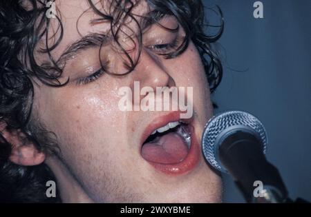 GOMEZ, EARLY CONCERT, 1998 : un jeune Ian Ball de Gomez jouant un petit concert en sueur à l'étage à Bristol Louisiana, Bristol, Angleterre, Royaume-Uni le 25 avril 1998. Le groupe tourne leur premier album, Bring It on. Photo : Rob Watkins. INFO : Gomez, un groupe de rock indépendant anglais, formé à Southport, en Angleterre, en 1996. Leur premier album 'Bring It on' remporte le prestigieux Mercury Prize en 1998, les propulsant vers la célébrité. Leur son éclectique mêle blues, folk et rock. Banque D'Images