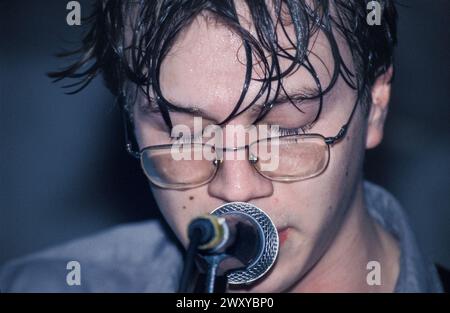 GOMEZ, CONCERT PRÉCOCE, 1998 : un jeune Ben Ottewell de Gomez jouant un petit concert en sueur à l'étage à Bristol Louisiana, Bristol, Angleterre, Royaume-Uni le 25 avril 1998. Le groupe tourne leur premier album, Bring It on. Photo : Rob Watkins. INFO : Gomez, un groupe de rock indépendant anglais, formé à Southport, en Angleterre, en 1996. Leur premier album 'Bring It on' remporte le prestigieux Mercury Prize en 1998, les propulsant vers la célébrité. Leur son éclectique mêle blues, folk et rock. Banque D'Images