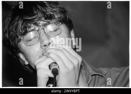 GOMEZ, CONCERT PRÉCOCE, 1998 : un jeune Ben Ottewell de Gomez jouant un petit concert en sueur à l'étage à Bristol Louisiana, Bristol, Angleterre, Royaume-Uni le 25 avril 1998. Le groupe tourne leur premier album, Bring It on. Photo : Rob Watkins. INFO : Gomez, un groupe de rock indépendant anglais, formé à Southport, en Angleterre, en 1996. Leur premier album 'Bring It on' remporte le prestigieux Mercury Prize en 1998, les propulsant vers la célébrité. Leur son éclectique mêle blues, folk et rock. Banque D'Images