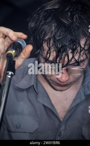 GOMEZ, CONCERT PRÉCOCE, 1998 : un jeune Ben Ottewell de Gomez jouant un petit concert en sueur à l'étage à Bristol Louisiana, Bristol, Angleterre, Royaume-Uni le 25 avril 1998. Le groupe tourne leur premier album, Bring It on. Photo : Rob Watkins. INFO : Gomez, un groupe de rock indépendant anglais, formé à Southport, en Angleterre, en 1996. Leur premier album 'Bring It on' remporte le prestigieux Mercury Prize en 1998, les propulsant vers la célébrité. Leur son éclectique mêle blues, folk et rock. Banque D'Images