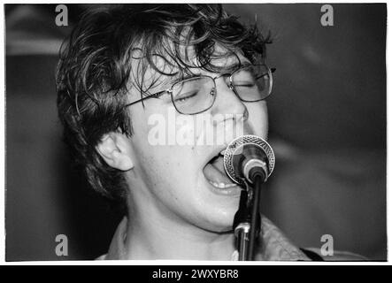 GOMEZ, CONCERT PRÉCOCE, 1998 : un jeune Ben Ottewell de Gomez jouant un petit concert en sueur à l'étage à Bristol Louisiana, Bristol, Angleterre, Royaume-Uni le 25 avril 1998. Le groupe tourne leur premier album, Bring It on. Photo : Rob Watkins. INFO : Gomez, un groupe de rock indépendant anglais, formé à Southport, en Angleterre, en 1996. Leur premier album 'Bring It on' remporte le prestigieux Mercury Prize en 1998, les propulsant vers la célébrité. Leur son éclectique mêle blues, folk et rock. Banque D'Images